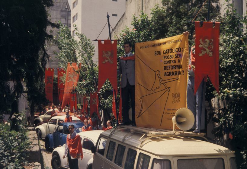 Sócios e Cooperadores da TFP Brasileira em sua Sede prestes a sair em Caravana para difusão deste livro