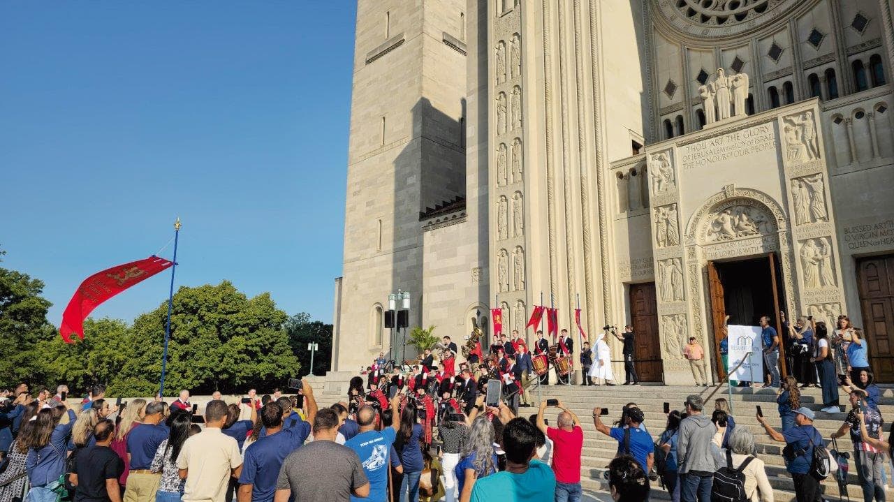 Milhares homenageiam Nossa Senhora Aparecida na capital dos Estados Unidos