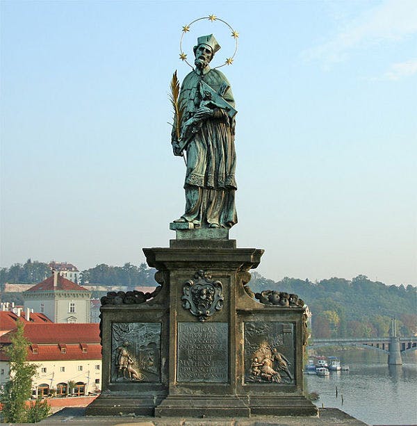 Estátua de São João Nepomuceno na Ponte Carlos em Praga,&nbsp;República Tcheca