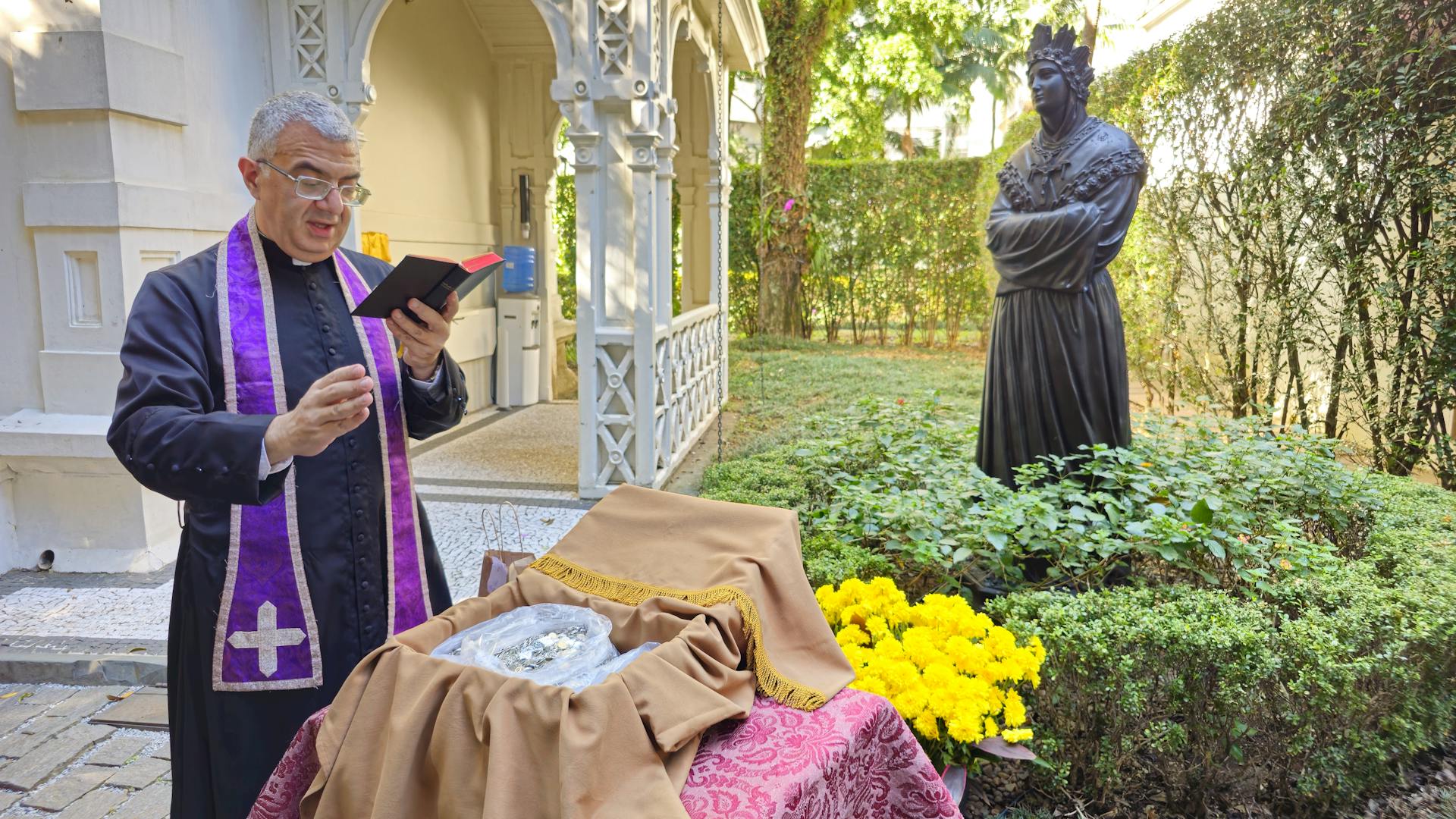 Padre abençoando as primeiras medalhas na sede social do IPCO