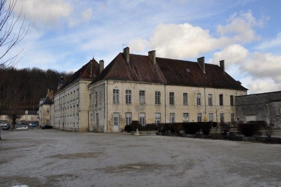 Abadia de Claraval, na região de Champanha-Ardenas (França). Fundada por Bernardo, foi sua residência por mais de 40 anos. Ali foi abade e escreveu a maior parte de suas obras.