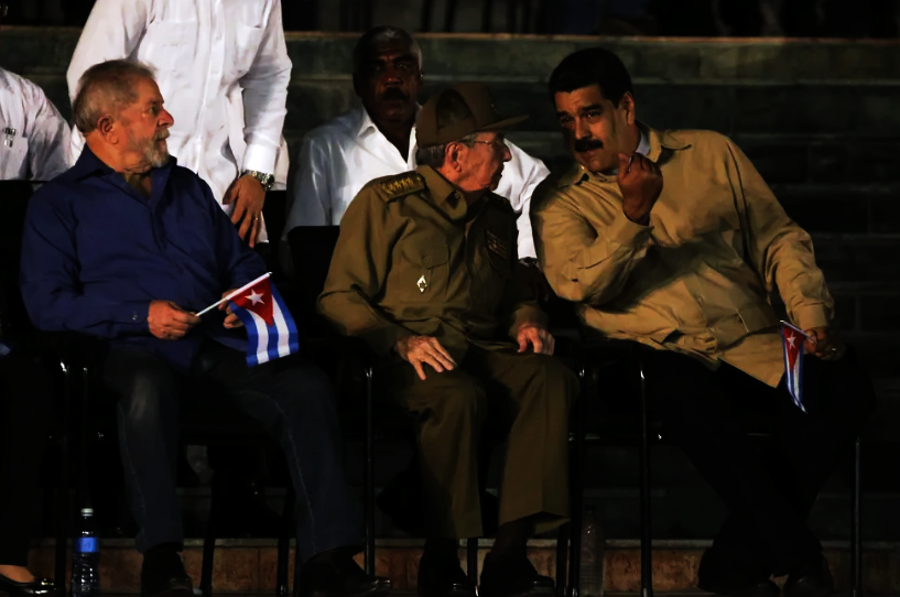 Lula com os ditadores Raul Castro e Nicolás Maduro