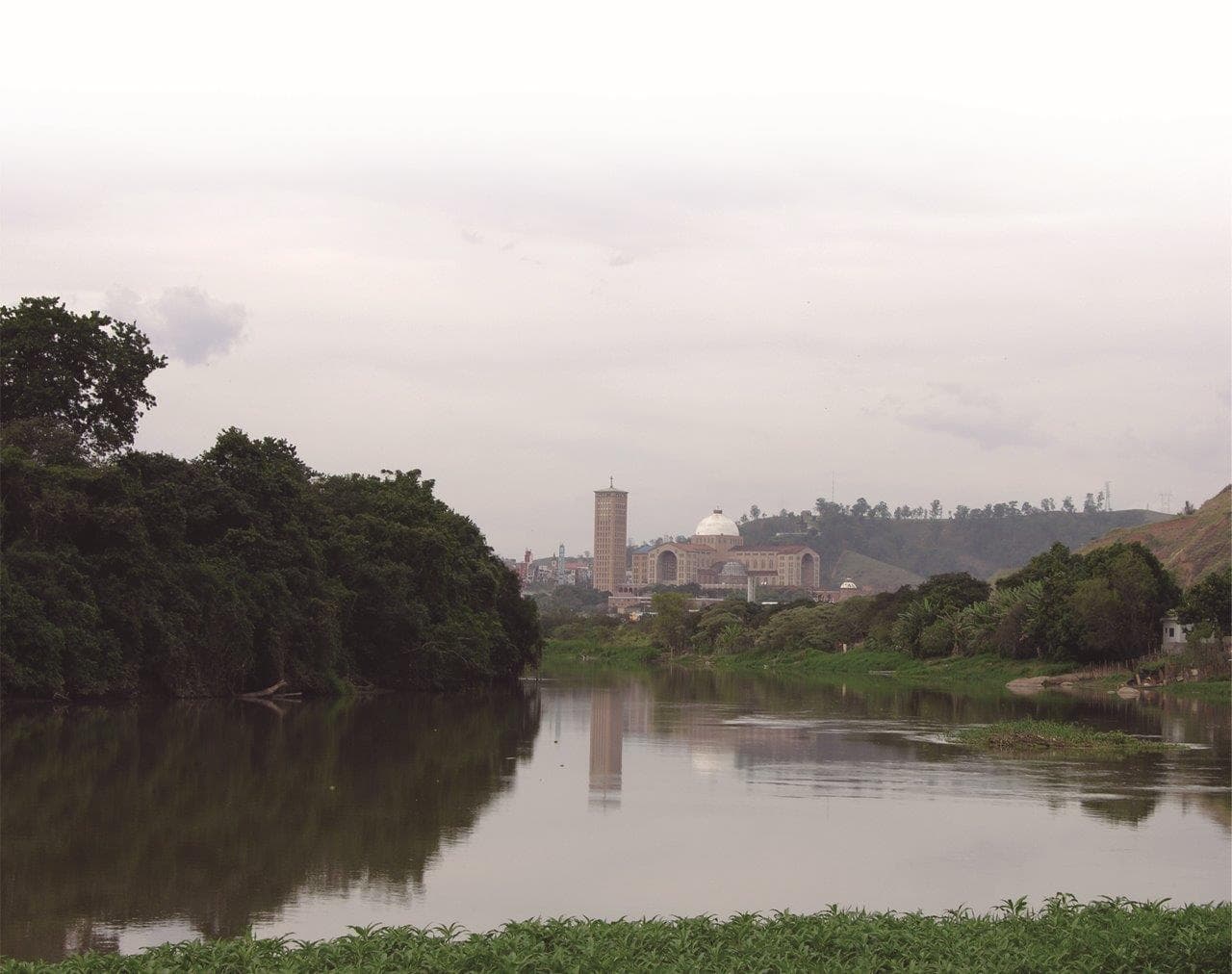 Ao fundo, basílica de Nossa Senhora Aparecida