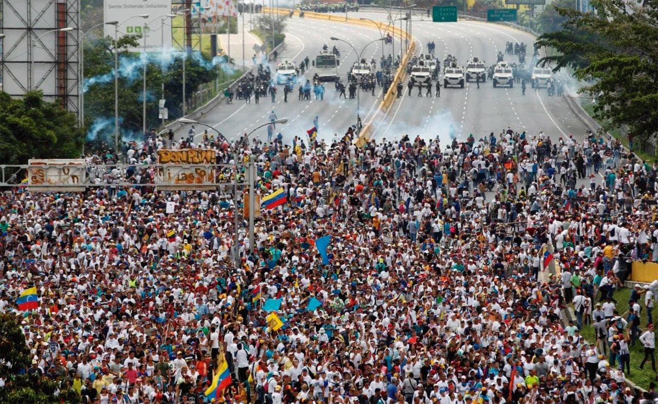 Protesto popular contra a fraude nas eleições e a violenta repressão do regime ditatorial de Maduro.