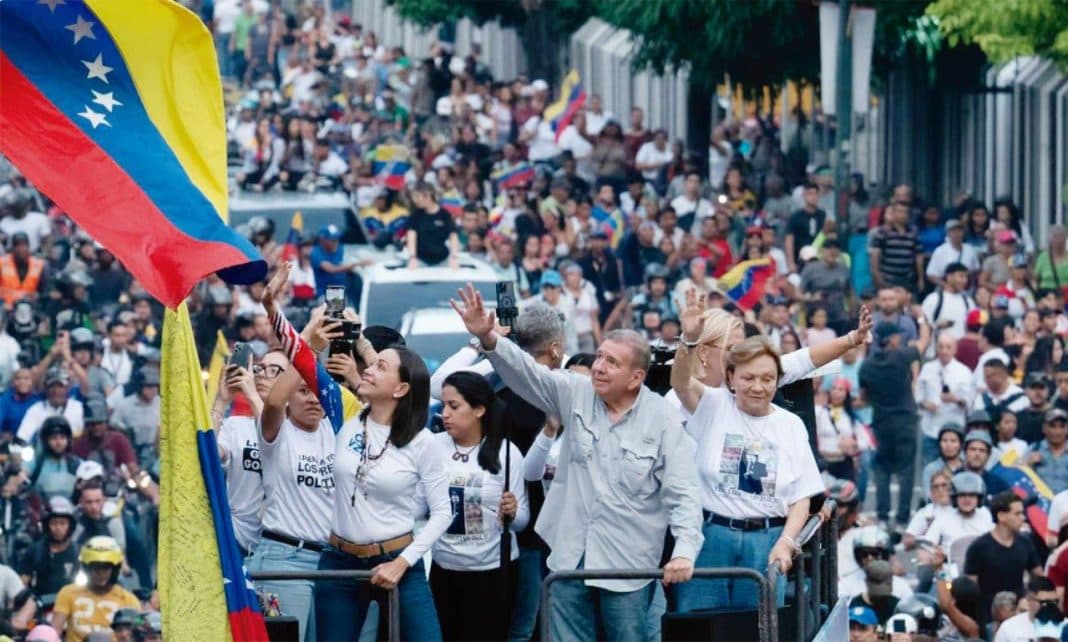 Edmundo González Urrutia e María Corina Machado percorrem as ruas de Caracas rodeados por seus apoiadores.