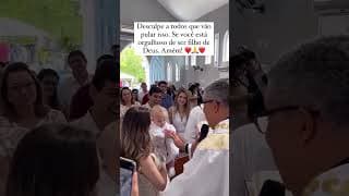 Criança SURPREENDE Padre ao oscular sua mão durante Batismo - Igreja Católica  #igrejacatólica