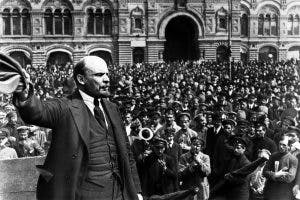 Lenine arenga a massa contra a monarquia que durante séculos governou a Rússia.&nbsp;