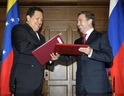 Dimitri Medvedev e Hugo Chavez