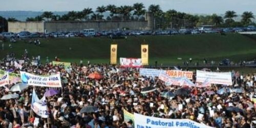 Multidão em defesa da família, contra o PLC 122, a “lei da homofobia”