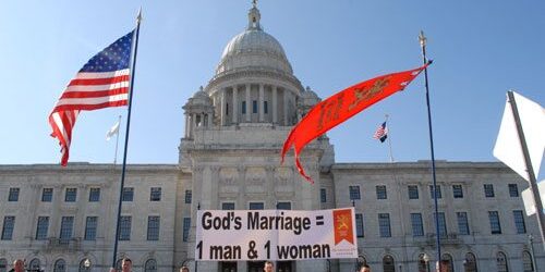 Enquete: Nos EUA, movimento homossexual pede censura financeira contra entidades pró-família tradicional