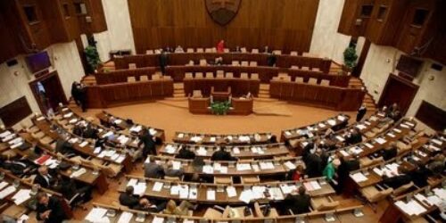 Enquete: Parlamento eslovaco quer criminalizar quem negar ou justificar crimes do comunismo