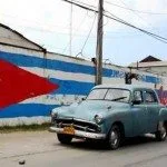 carro cubano Até agora, apenas carros fabricados antes da revolução de 1959 — em sua maioria, americanos — podiam ser comercializados em Cuba.
