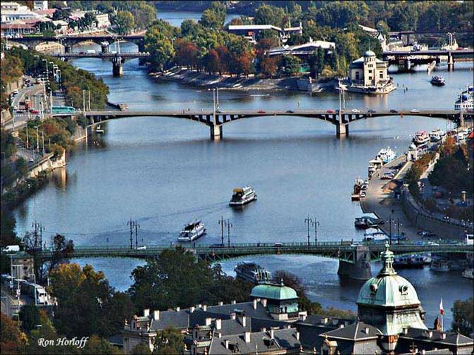 Pontes centenárias sobre o rio Vltava