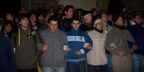 Jovens protegem a catedral de Bariloche contra vandalismo de marcha feminista
