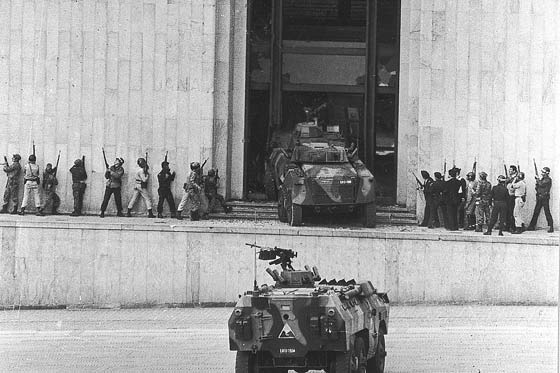 No momento, você está visualizando Enquanto as FARC rearticuladas atacam, seus opositores militares purgam na cadeia!