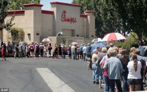 Em Fresno, Califórnia, em 1 de agosto, onde longa fila se formou por americanos que defende a familía tradicional