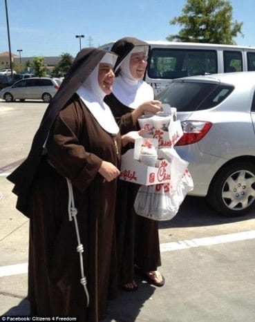 No momento, você está visualizando Família: Batalha religiosa nos EUA em torno do sanduíche de frango