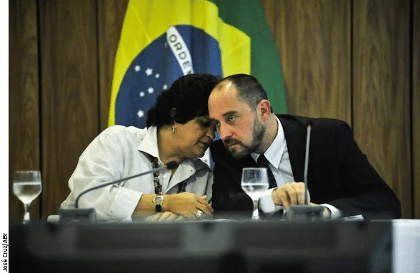 A ministra do Meio Ambiente, Izabella Teixeira, e o advogado-geral da União, Luís Inácio Adams, anunciam o veto da presidente Dilma Roussef em 12 itens do texto do Código florestal