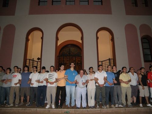 No momento, você está visualizando Vídeo: marcha feminista na Argentina agride católicos que defendiam a catedral de Posadas