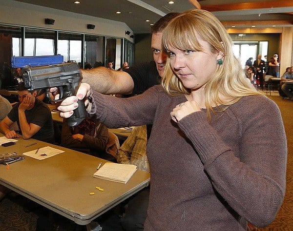 No momento, você está visualizando Professoras aprendem a usar armas, na contramão da onda desarmamentista