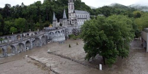 Em tempos de confusão: Enchente provoca fechamento do santuário de Lourdes