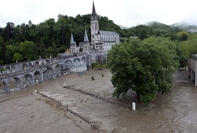 No momento, você está visualizando Em tempos de confusão: Enchente provoca fechamento do santuário de Lourdes