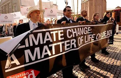 James Hansen (chapéu) em manifestação de rua.