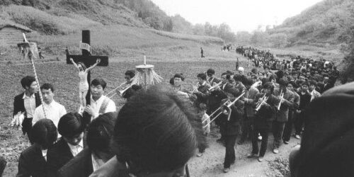Católicos “clandestinos” da China desafiam prisão e emocionam-se vendo o catolicismo no Brasil