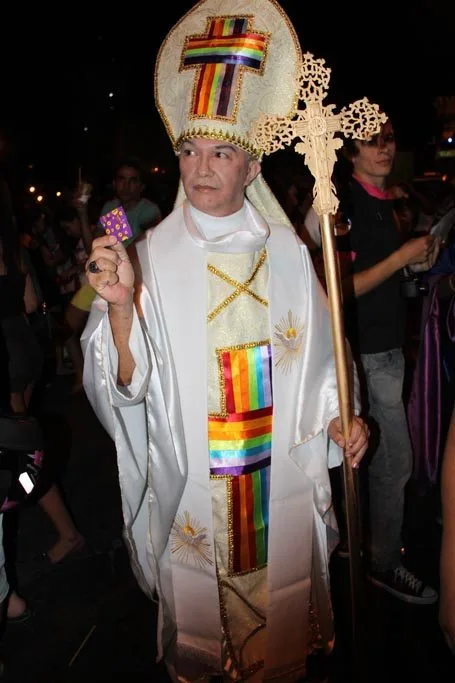 Homossexual vestido de Papa 2