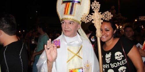 Em passeata homossexual, participante se veste de Papa e distribui preservativos