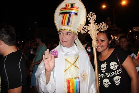 No momento, você está visualizando Em passeata homossexual, participante se veste de Papa e distribui preservativos