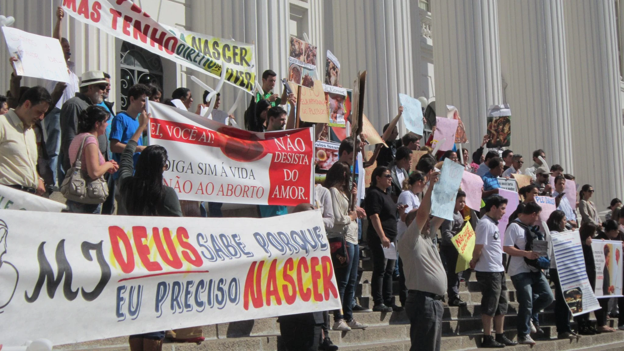 No momento, você está visualizando Aborto: mais fotos da manifestação contra o aborto em Curitiba