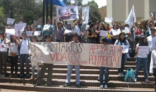 ...mas um corajoso grupo de jovens os esperavam para se lhes opor.