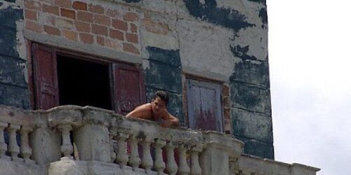 Drama dos médicos cubanos: praticam um “curandeirismo” e são escravos de paramilitares, diz doutor que fugiu para Miami