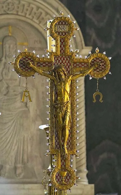 “Eu percebi que argumentar contra Deus era um erro” Crucifixo na catedral católica de Westminster, Inglaterra