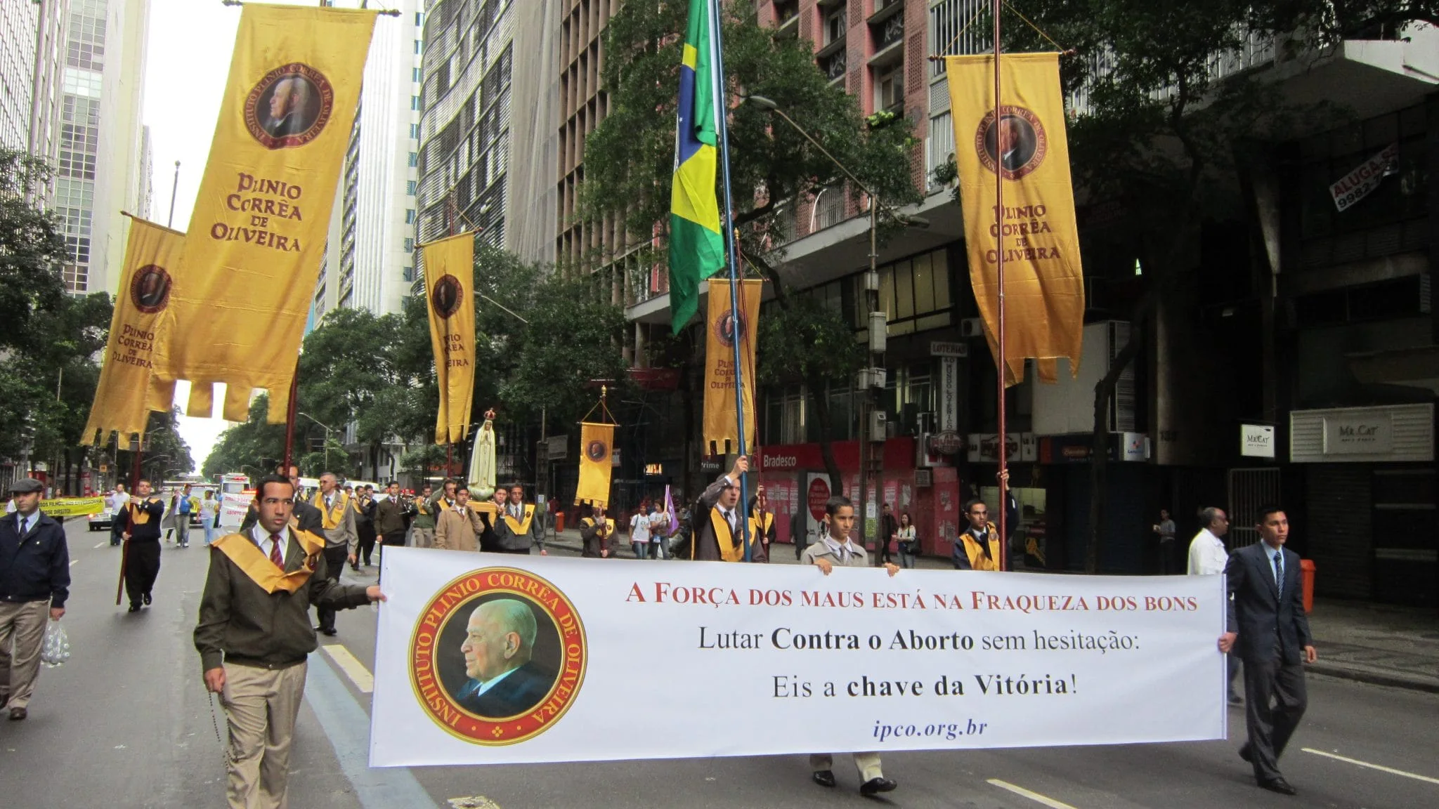 No momento, você está visualizando Fotos da 1ª Caminhada em Defesa da Vida, por um Brasil Sem Aborto, no Rio de Janeiro