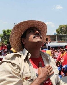 Maduro invoca o espírito de Chavez, mas parece que não ouve muita solução