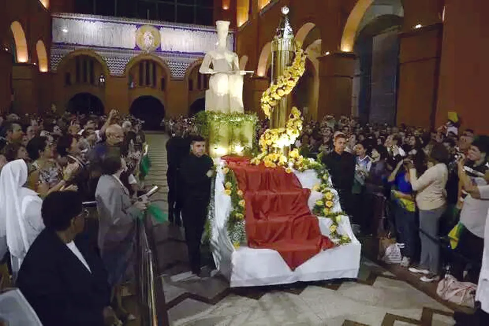 No momento, você está visualizando A estranha imagem da “deusa da justiça” na Basília de Nossa Senhora Aparecida