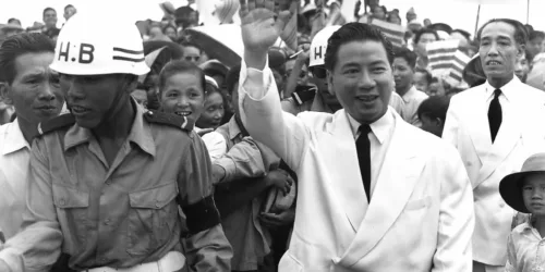 Vietnamitas homenageiam presidente católico assassinado em 1963 com o apoio de John Kennedy
