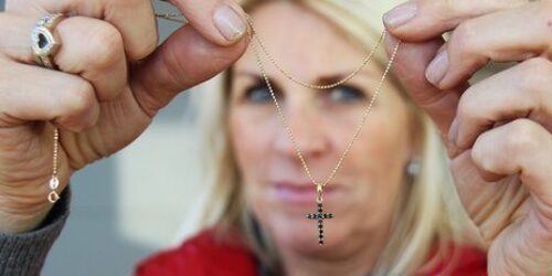 O uso da cruz como motivo para ver o emprego em risco