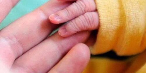 Bebê chinês “eutanasiado” chora na hora de ser cremado