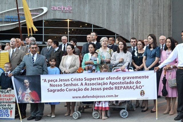 No momento, você está visualizando Rio de Janeiro: Terço público de reparação a Nosso Senhor pela peça blasfema Jesus Cristo SuperStar