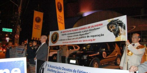 IPCO e outras associações protestam em frente ao teatro contra a peça “Jesus Cristo Superstar”