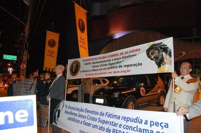 No momento, você está visualizando IPCO e outras associações protestam em frente ao teatro contra a peça “Jesus Cristo Superstar”