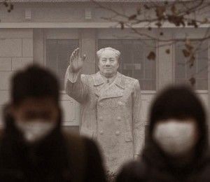 O "grande irmão" Mao Tsé Tung paira sobre dezenas de milhões de intoxicados.  O meio-ambiente? Ora o meio-ambiente!
