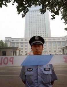 Policial diante do Tribunal Popular intermediário de Jinan