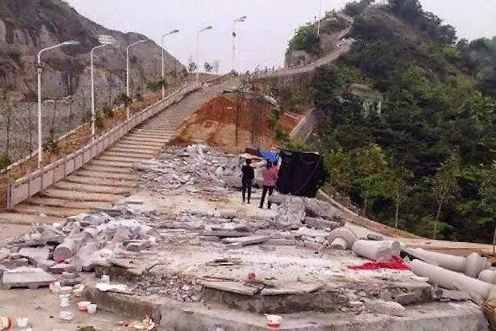 No momento, você está visualizando Via Sacra católica demolida e emparedada na China