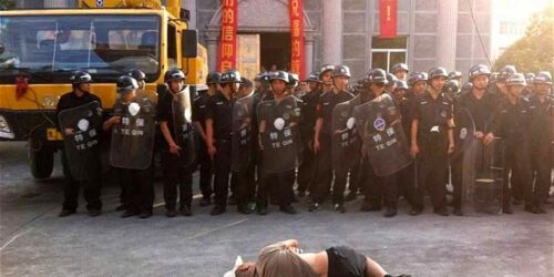 Aldeões chineses defendem a Cruz em luta desigual contra a policia socialista