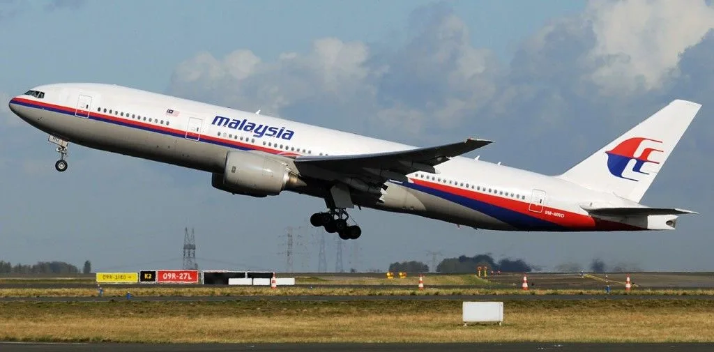 O Boeing 777, da Malaysia Airlines, derrubado por um míssil terra-ar da Rússia. Certamente atingido por um AS-11, míssil russo conhecido com Buk, que pode alvejar aviões a 22 mil metros de altitude.