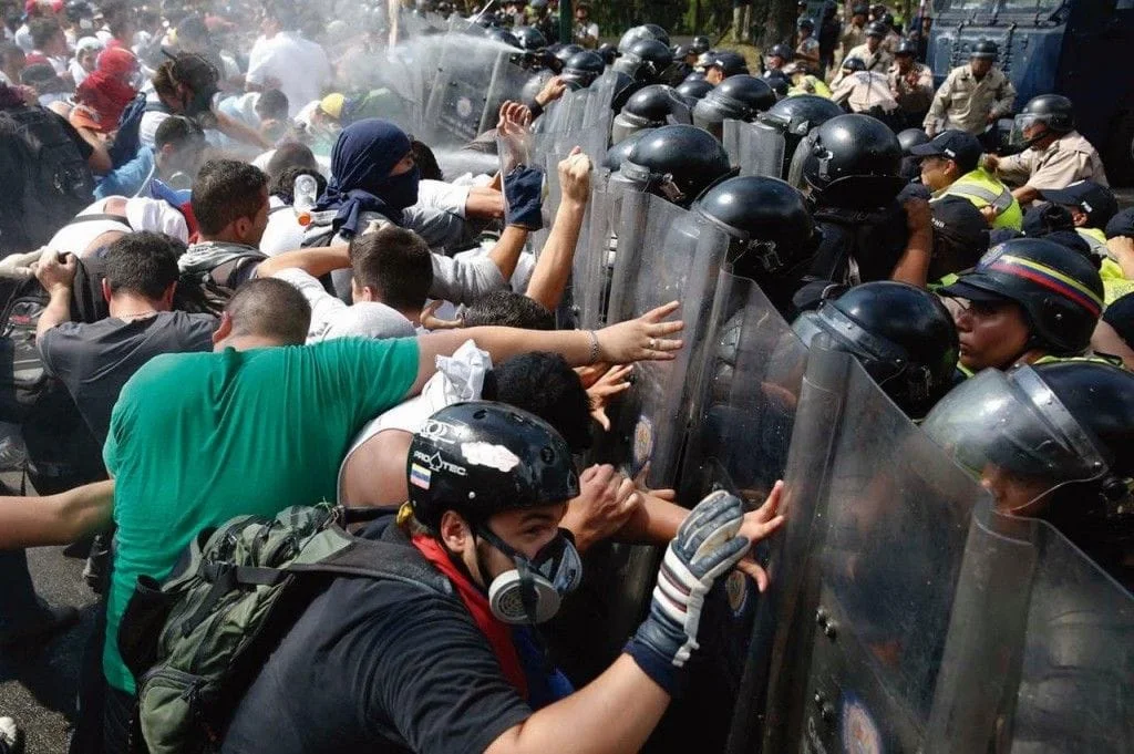 No momento, você está visualizando Venezuela à beira do abismo